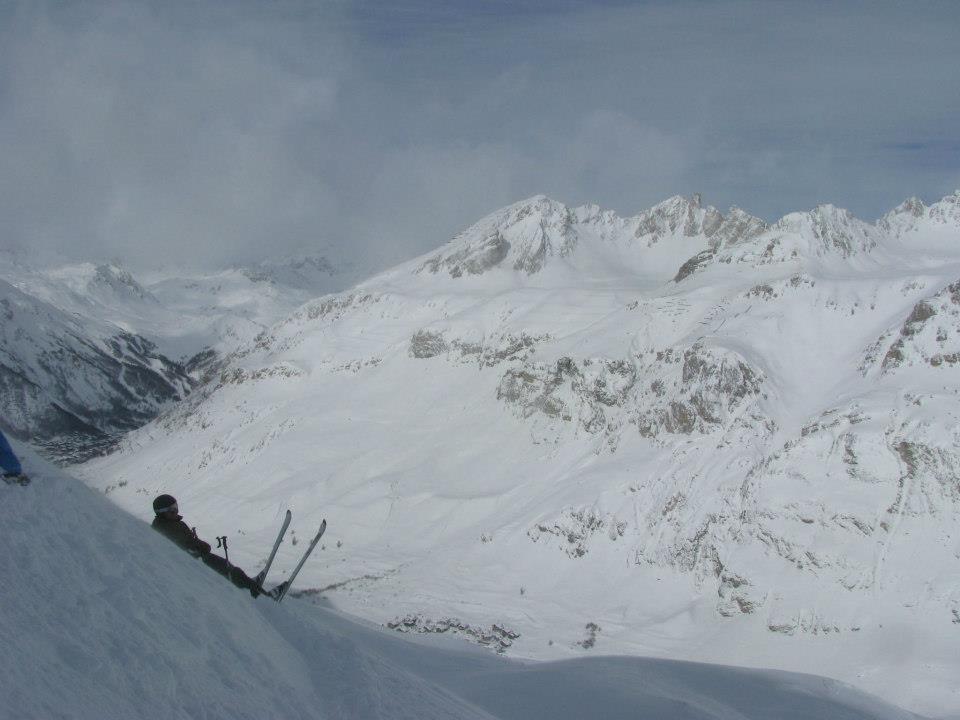 Off -piste 2500 méter magasan: előtérben Le Fornet, háttérben Val d'Isére