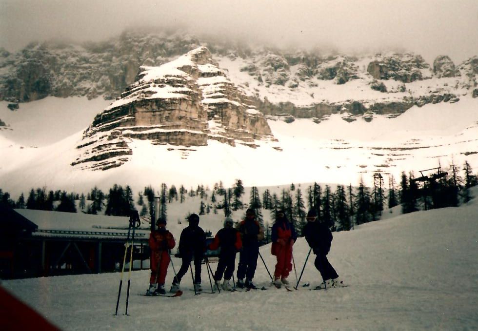 Vidám társasággal Madonna di Campilioban 2500 m felett. Ez Olaszország egyik legismertebb, legelegánsabb és legpatinásabb síterepe.