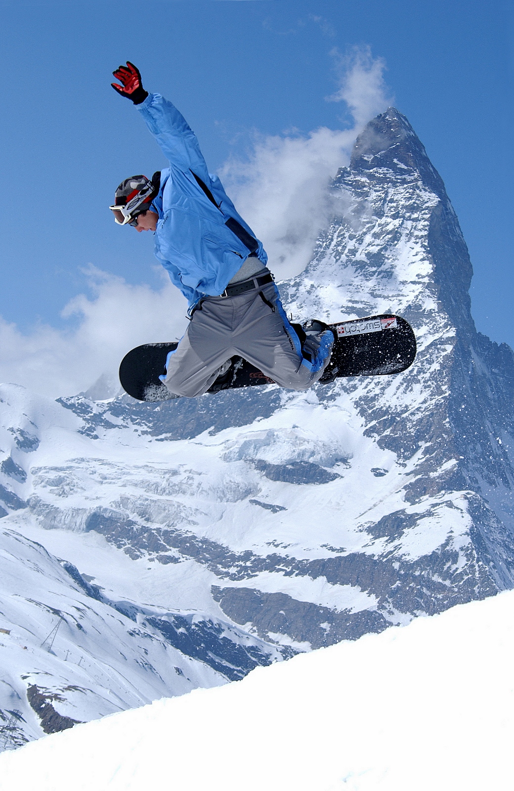 Snowboardos Zermatt síterepén, háttérben a Matterhorn