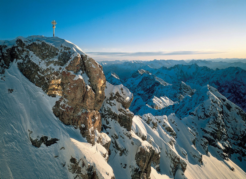 Gipfelkreuz_und_Panorama.jpg