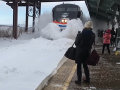 Snow-motion: Látványos érkezés a vasútállomásra