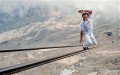 Őrült kötéltáncos járkál az Alpok liftkábelein egész héten