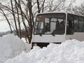 Gyerekes csíny: hófalat építettek a busz köré