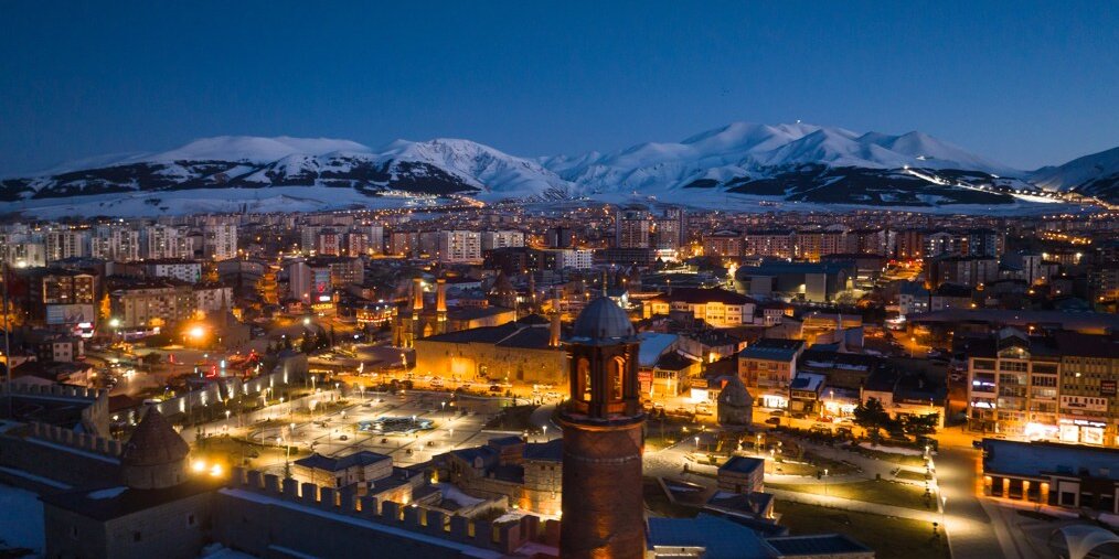 Erzurum városa, háttérben a Palandöken 3000+ méteres csúcsai