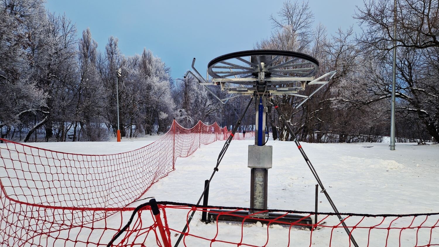 Már áll a kis tanulólift, remélhetőleg hamarosan segíti a kezdő síelőket