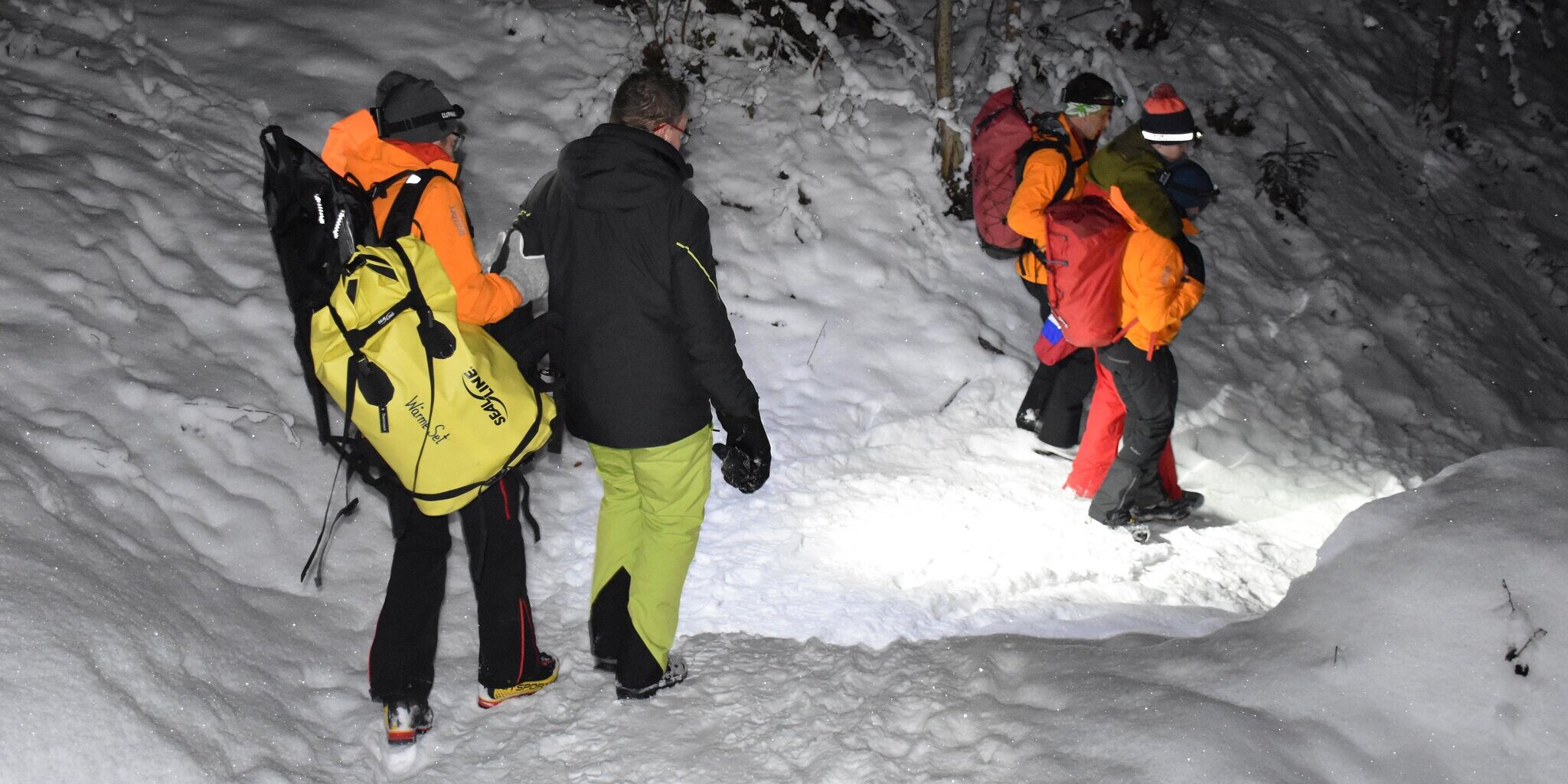 A hegyimentők segítenek (Kép: Zoom-Tirol)