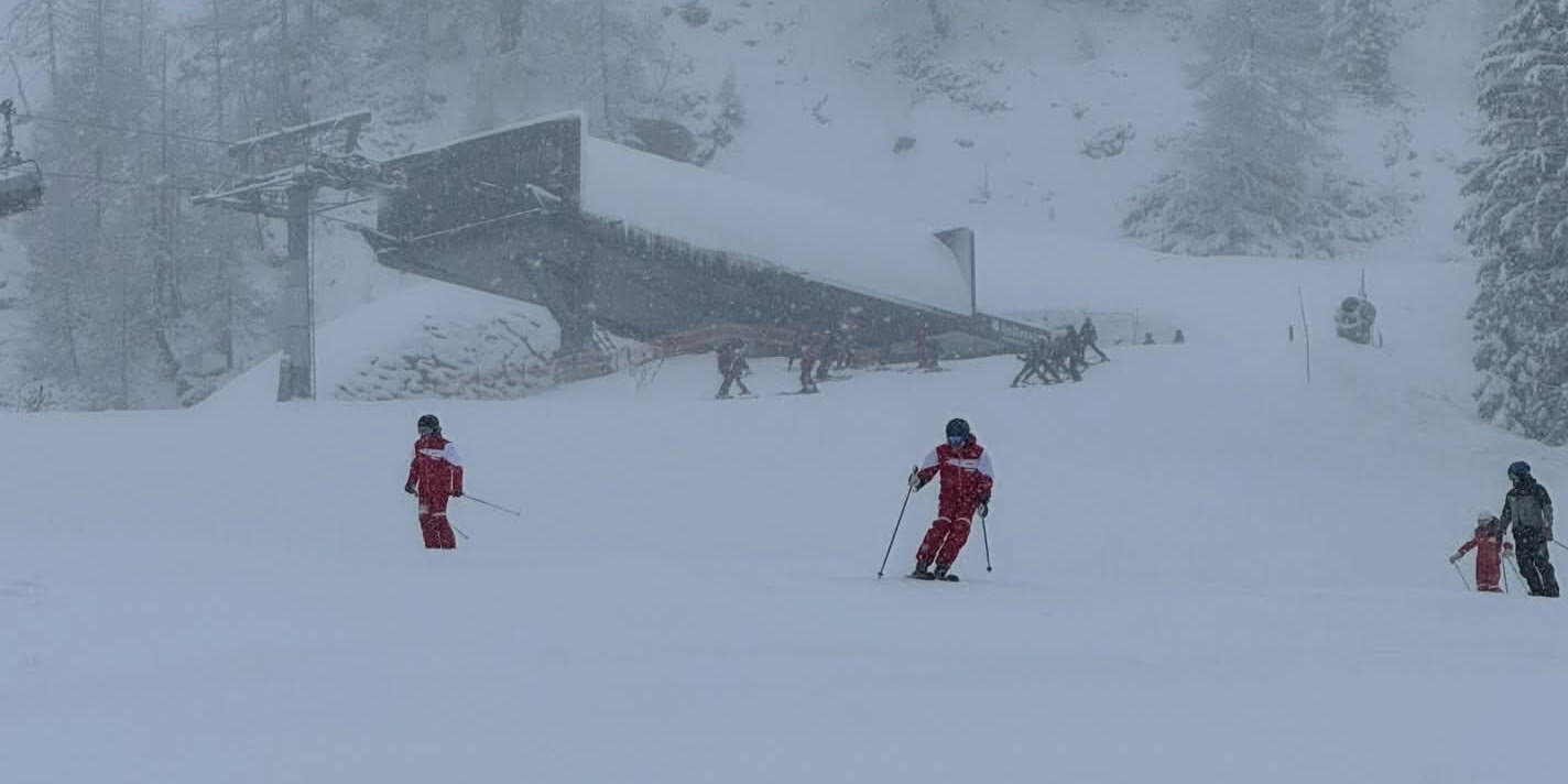 Reiteralm (Schladming) pénteken; ezen a hegyen egyelőre egy sípálya üzemel és az azt kiszolgáló Schoberbahn üléses, a pályákhoz a Preuneggjet kabinossal juthatunk (havas körülmények közt hólánc ) - Fotó: Ski Reiteralm