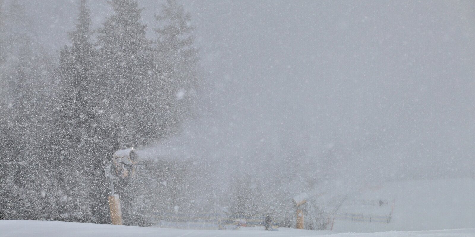 Sűrű havazás és intenzív hóágyúzás vasárnap Zell am See síterepén. A szomszédos Saalbachban is üzemeltek a hóágyúk - Fotó: Stánicz Balázs (Stani)