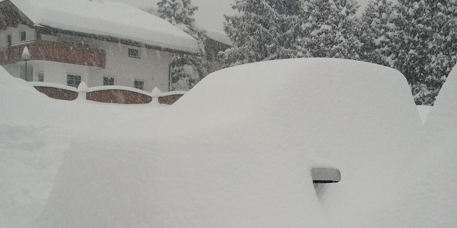 Autó a hó alatt Lienzben (Kelet-Tirol)