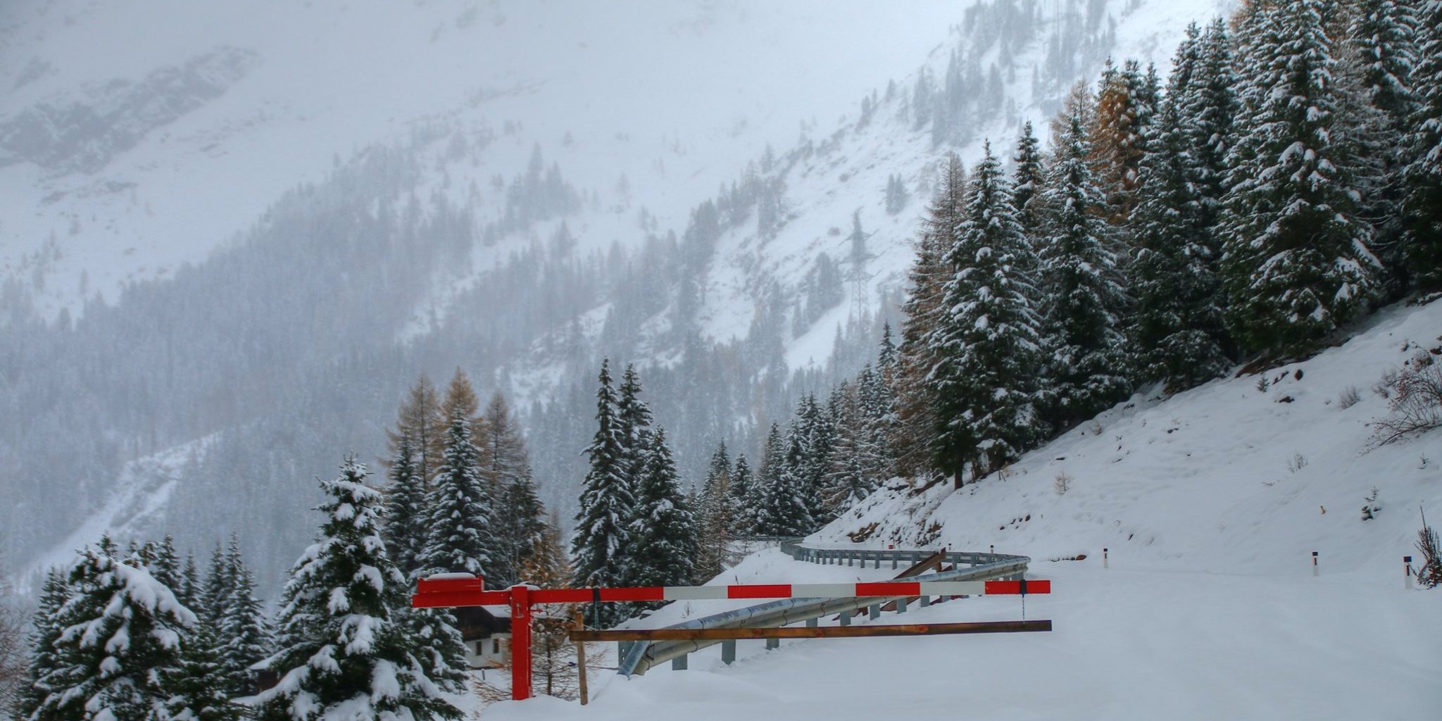 Lezárt hegyvidéki út Kelet-Tirolban kedd délután - Fotó: Stánicz Balázs (Stani)