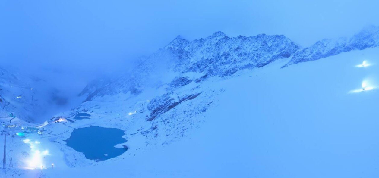 Sölden ma reggel, intenzív hóágyúzás zajlik, különösen a VK pályán - Fotó: panomax