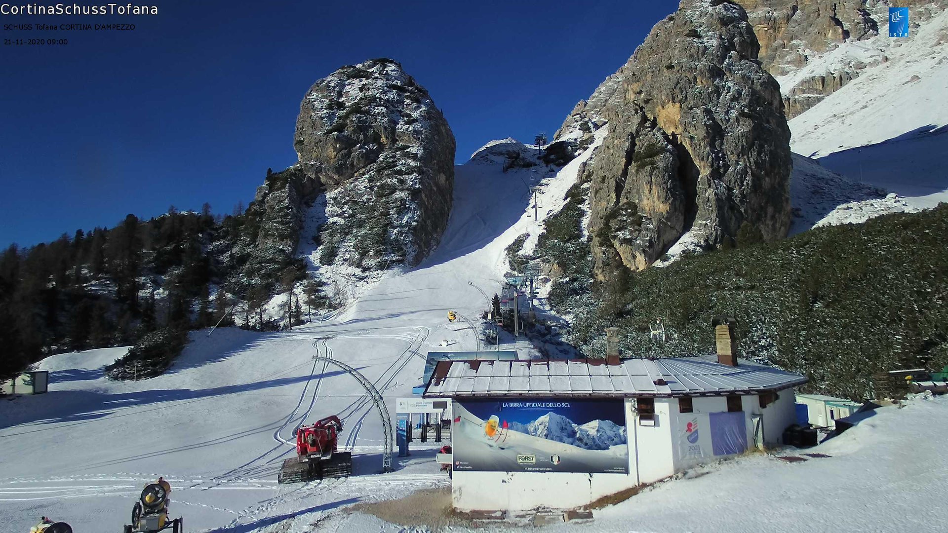 Cortina. Itt is és más olasz síterepeken is megkezdték a hóágyúzást