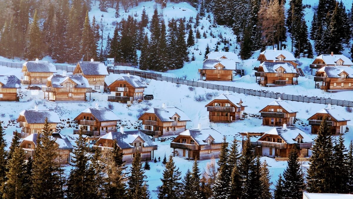 Tipikus alpesi üdülőházak: mostanában sok ilyen épül | Fotó: sielok.hu