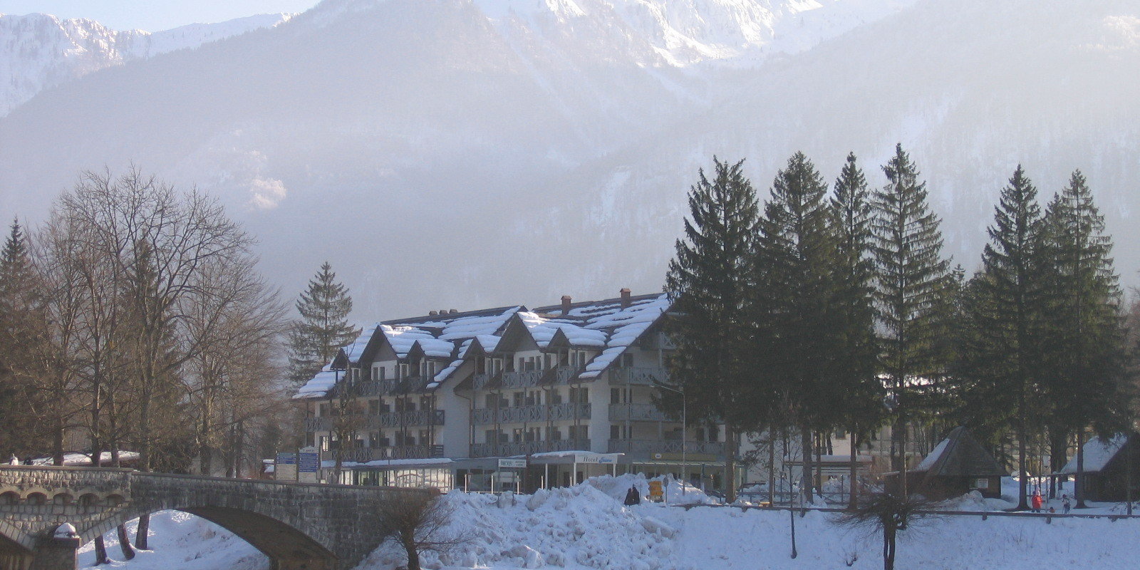 Hotel Jezero a szlovéniai Bohinji-tó partján - idéntől 5% extra kedvezményt kapnak a Síelők.hu olvasói!