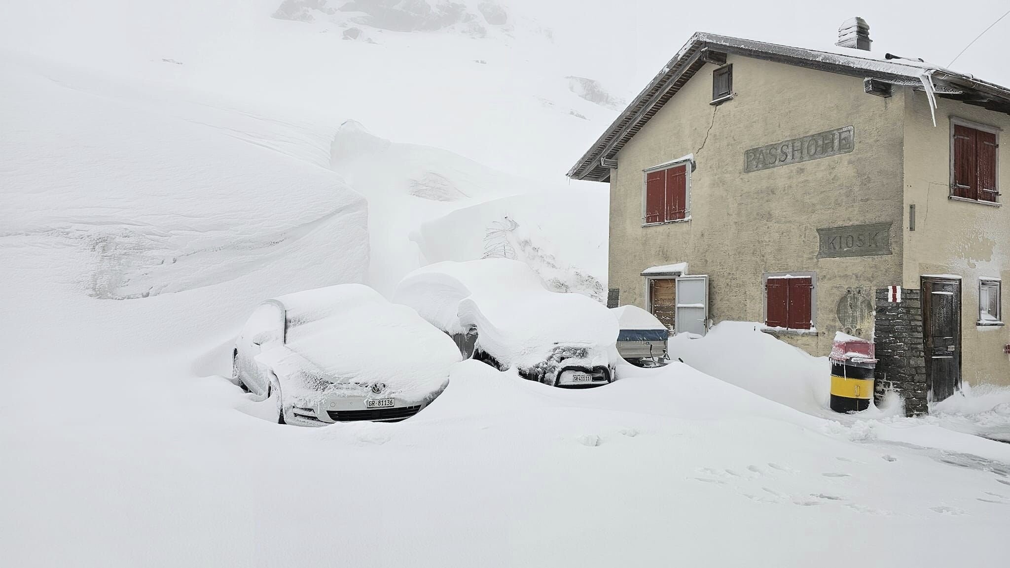 Svájc, Flüela-hágó, 2383 méter. Ma reggelre 24 óra alatt 59 cm hó hullott (Kép: Flüela Hospiz, Passhotel)