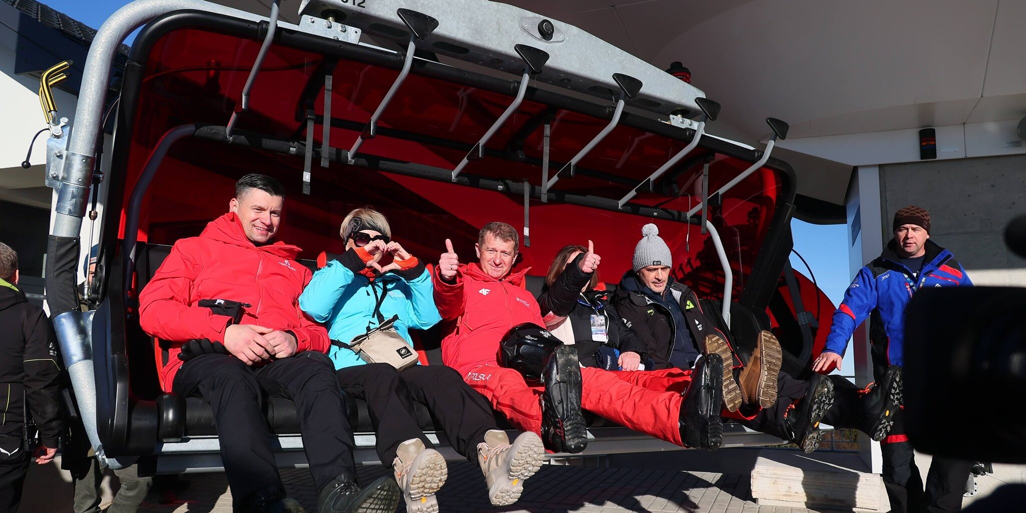 Az átadás napján helyi politikusokkal a székekben / Kép: Małopolska Organizacja Turystyczna