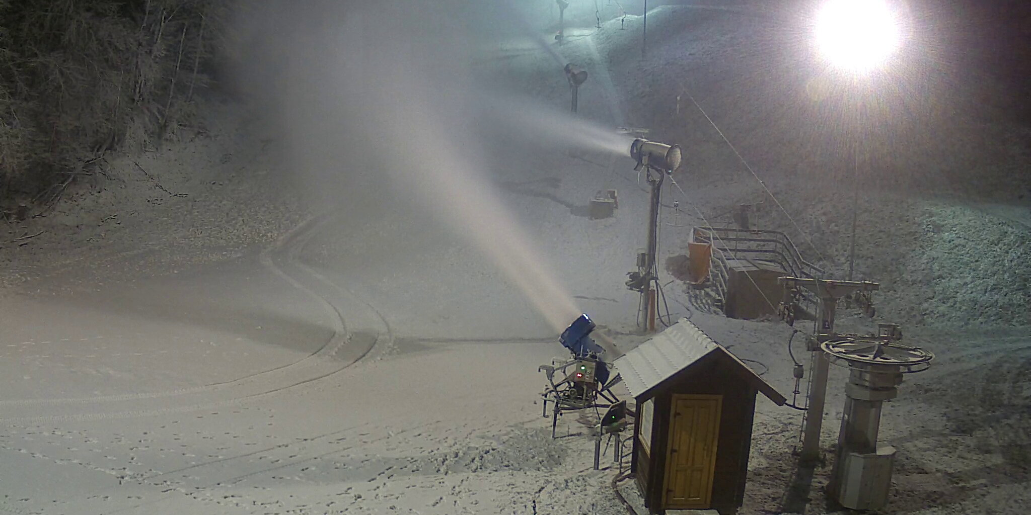 Eplény, a webkamera tegnap esti képe a hóágyúzásról (idokep.hu)