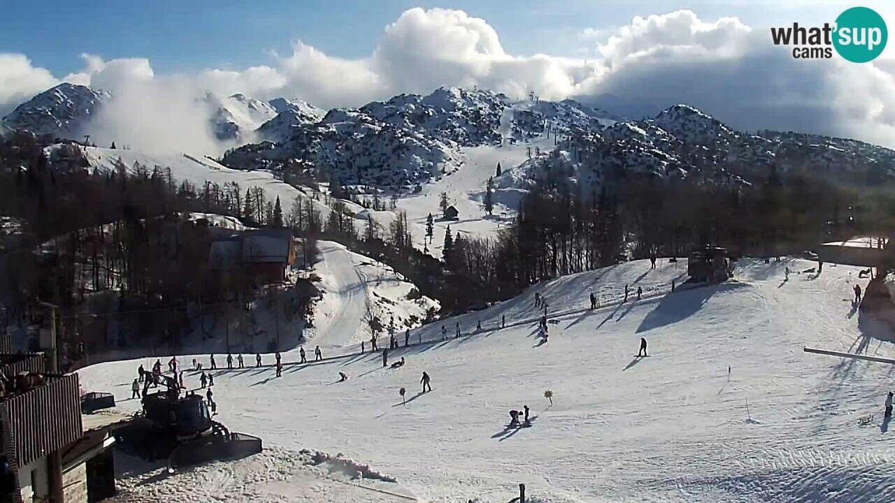 Vogel (Szlovénia), 1535 m, tegnapi webkamera. Ide is kb. 25 cm havat várnak.