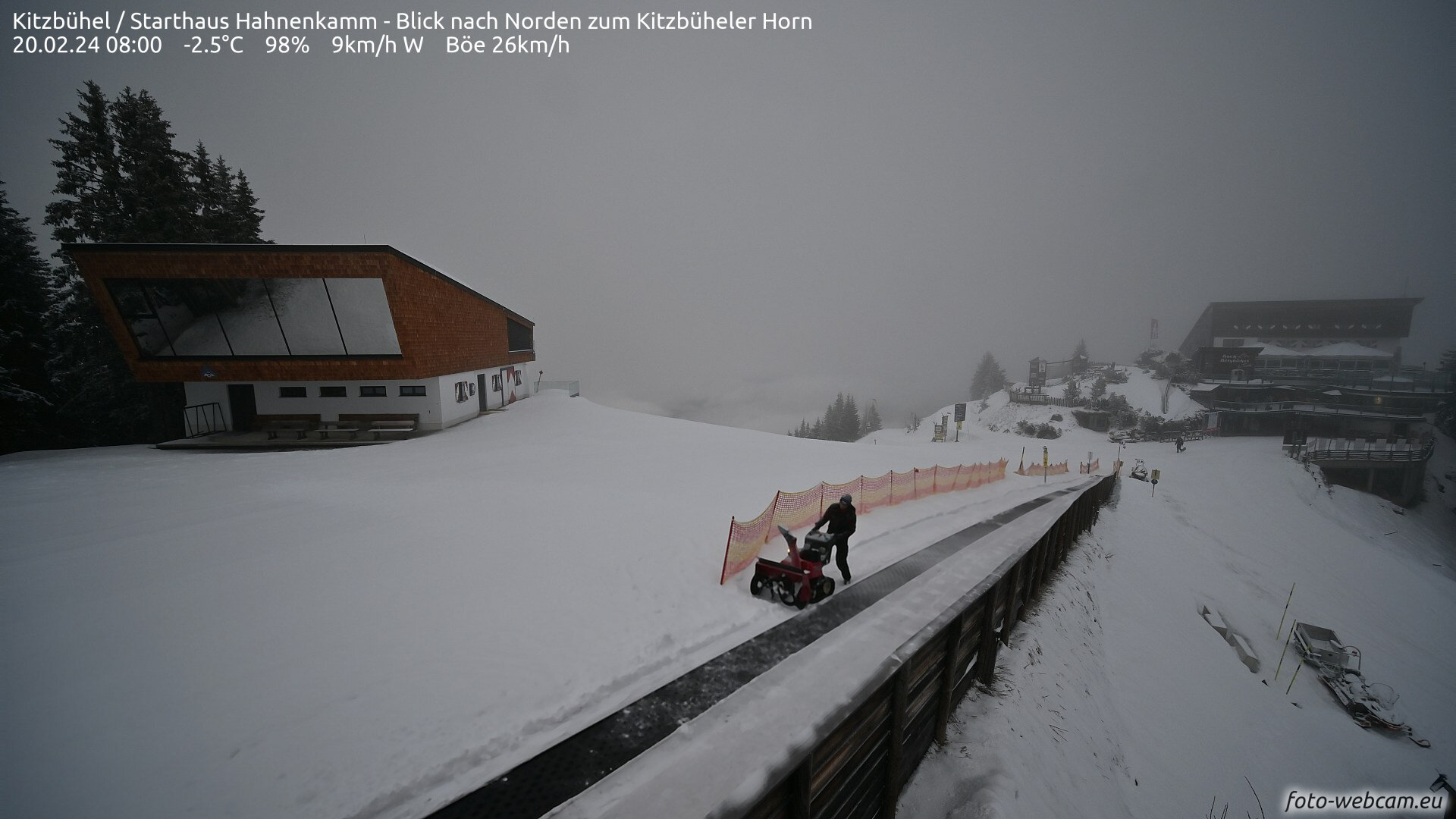 Ma reggeli webkamera. Kitzbühel, 1665 m, a legendás verseny indítóházánál a havat takarítják