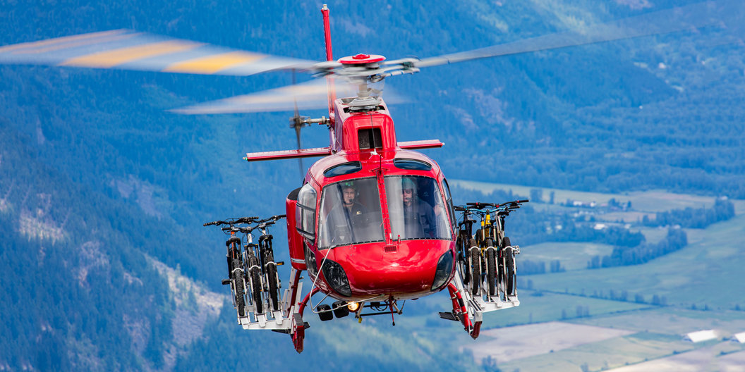 A helikopter oldalára szerelik a bringákat  | Fotó: aerodesign.ca