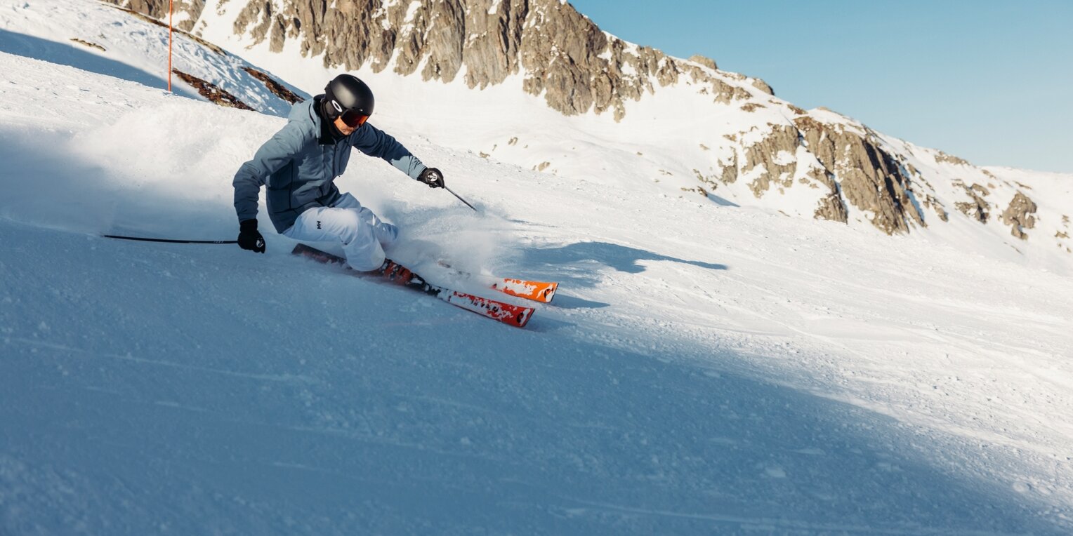 Az ikonikus Helly Hansen Alpha 4.0 Síkabát, amelyet kifejezetten alpesi síeléshez terveztek