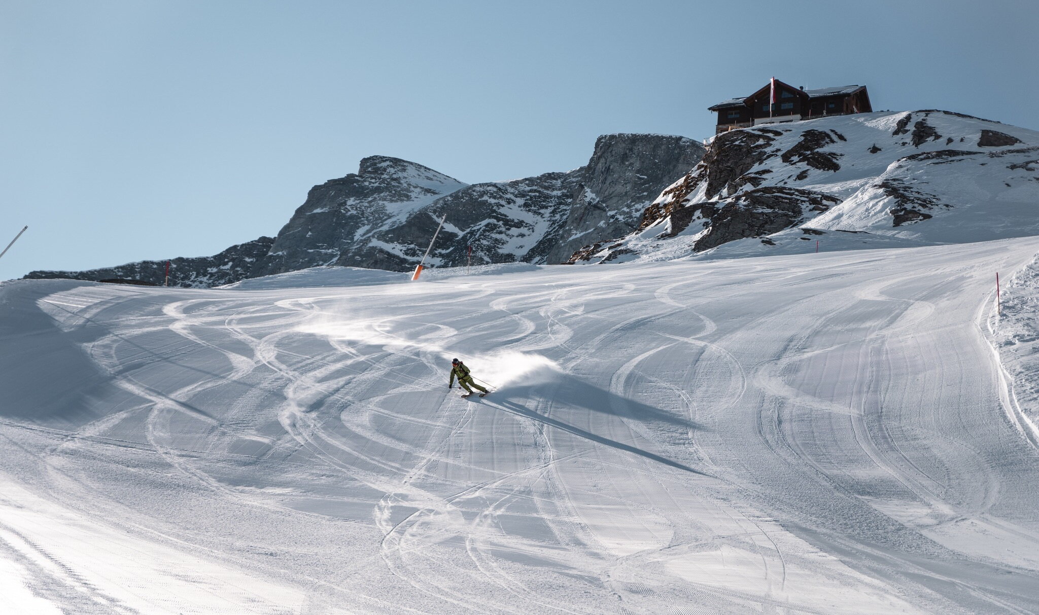 Hintertux-gleccser. Már üzemel, és szombattól 43 kilométernyi pályán lehet síelni 2000 méter felett.