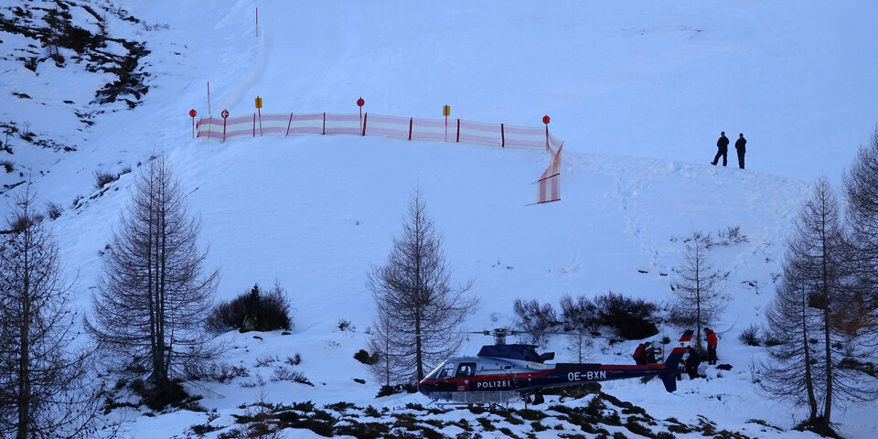 A védőháló és mögötte a mentőhelikopter (@Zoom Tyrol)