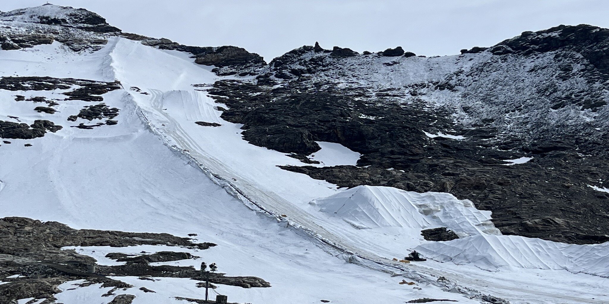 Lefóliázott hókupac a gleccseren (Kép: Mölltaler Gletscher)