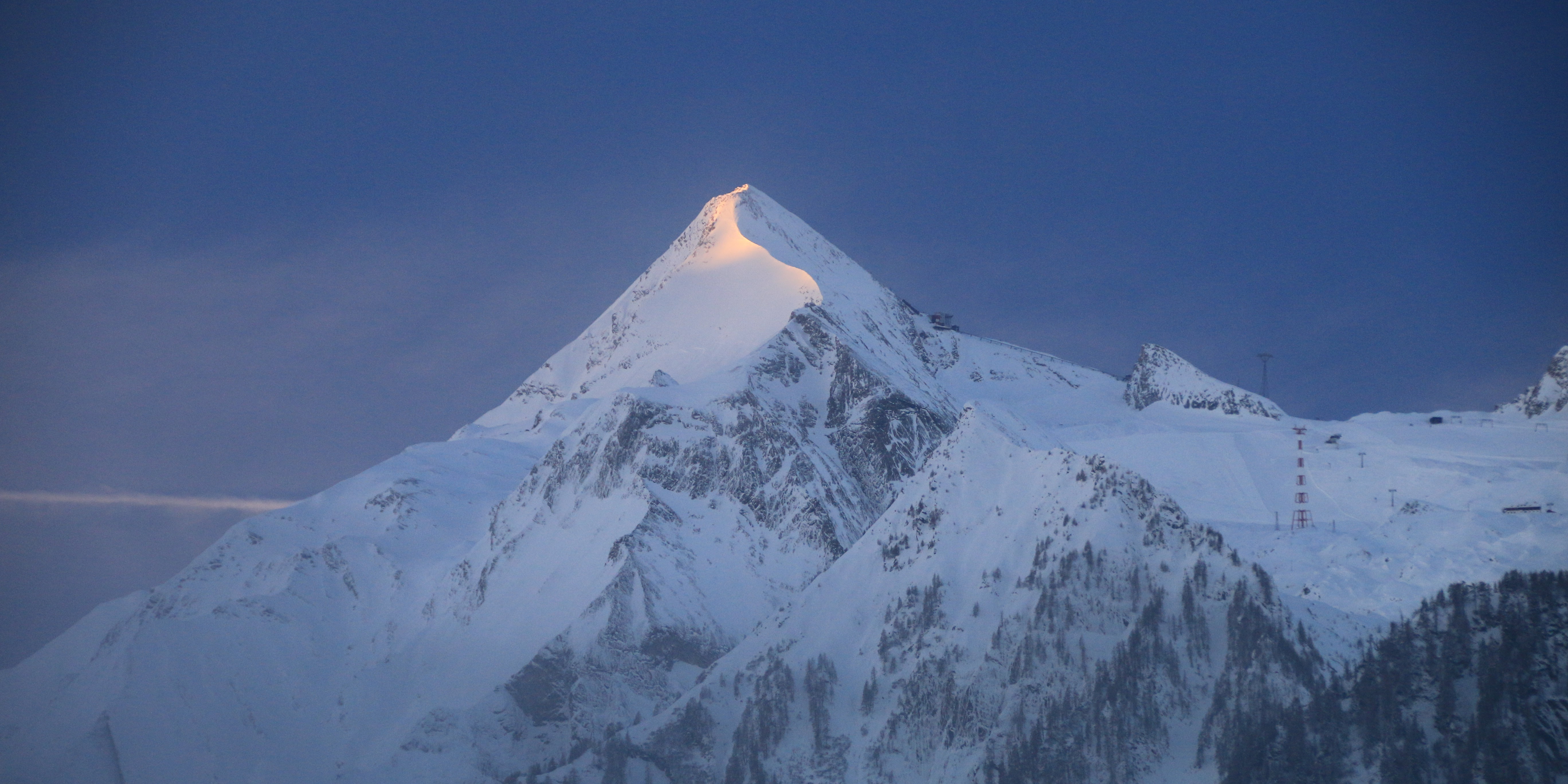 A napfelkelte első sugaraiban pózol a 3204 méter magas Kitzsteinhorn - fotó: Stánicz Balázs