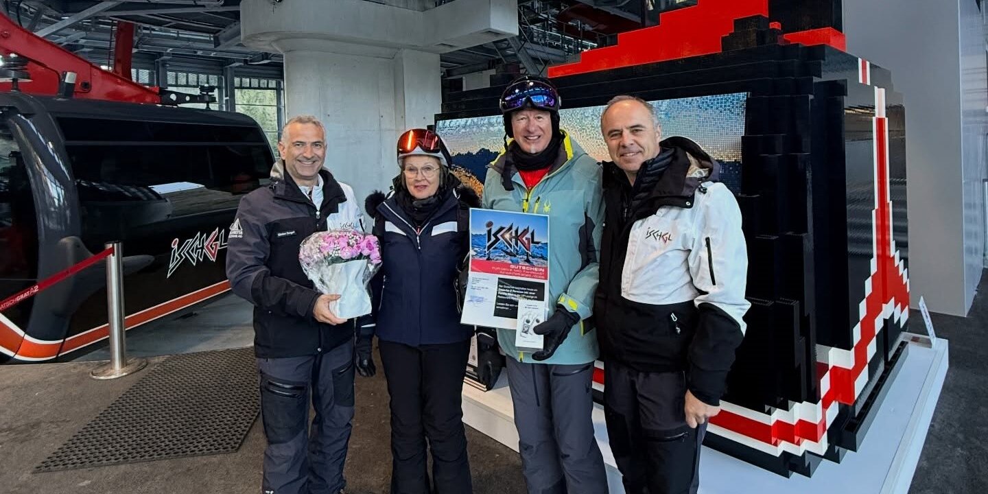 A kétmilliomodik vendég, (jobbról balra a második a képen) egy visszajáró síelő