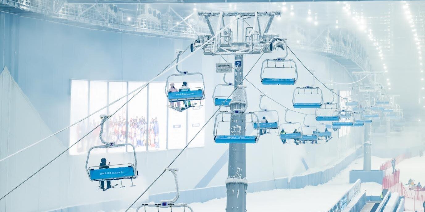 Két négyüléses sílift - fedett pályán (Kép: runhotel.hk)