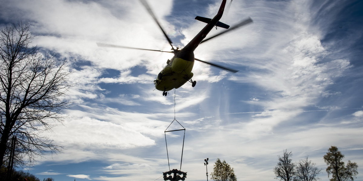 Mi-8 típusú helikopterrel emelik helyére az új, négyüléses felvonó elemeit a mátraszentistváni síparkban 2017. október 25-én. MTI Fotó: Komka Péter