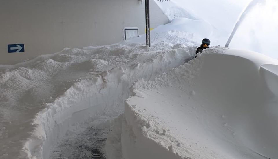 Zillertal Arena ma reggel. A Zell-Gerlos régióban próbálták kiszabadítani a lifteket a hó fogságából