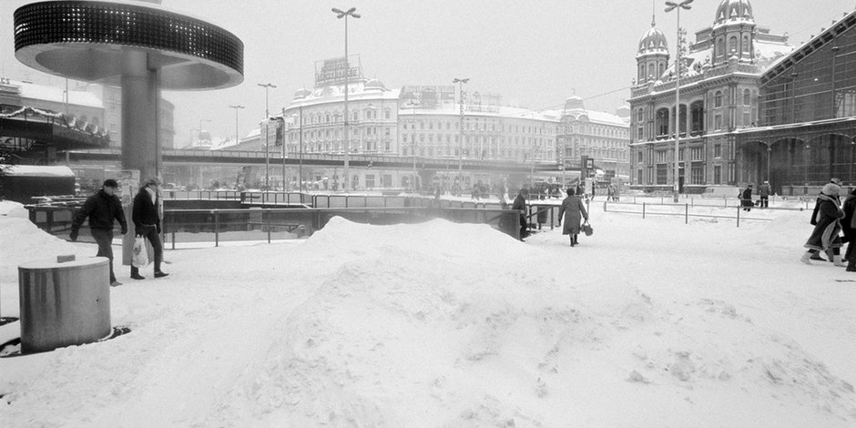 Budapest, 1987. január 12. Az utcai hőmérő -17 Celsius-fokot mutat a 30-50 cm-es hóval betakart Marx (1990-től Nyugati) téren. Jobbra a Nyugati pályaudvar épületének a részlete. Fotó: Baric Imre, MTI
