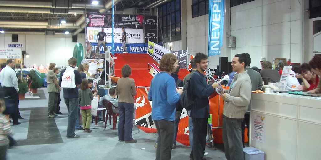 Neveplast borítású sípályát a 2006. évi Hó-Show-n láttunk először Magyarországon