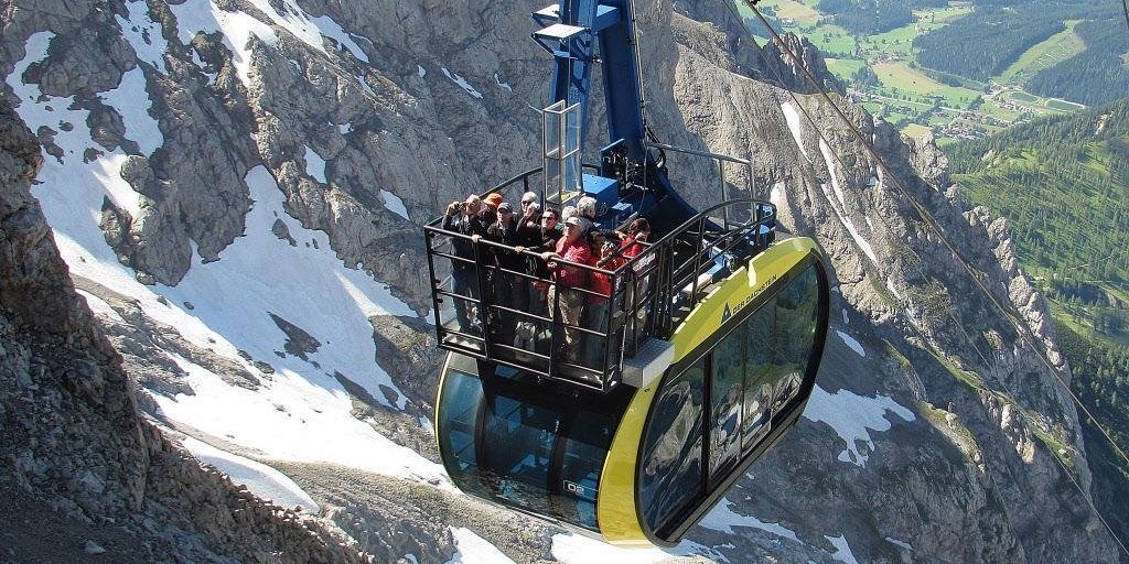 A Dachstein gleccserre közlekedő „Cabrio Gondel“, nyitott tetejű kabinos lift