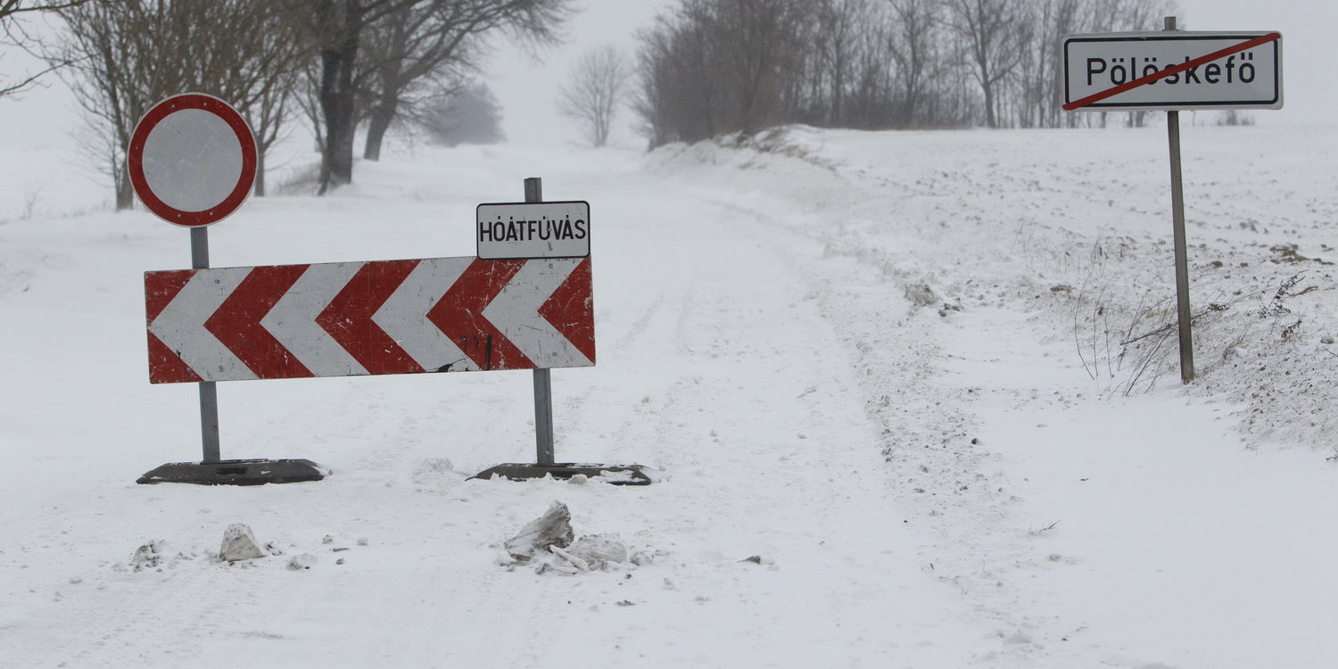 Hófúvás miatt lezárt út a Zala megyei Pölöskefő és Gelse között, Pölöskefő határában 2018. február 27-én. MTI Fotó: Varga György