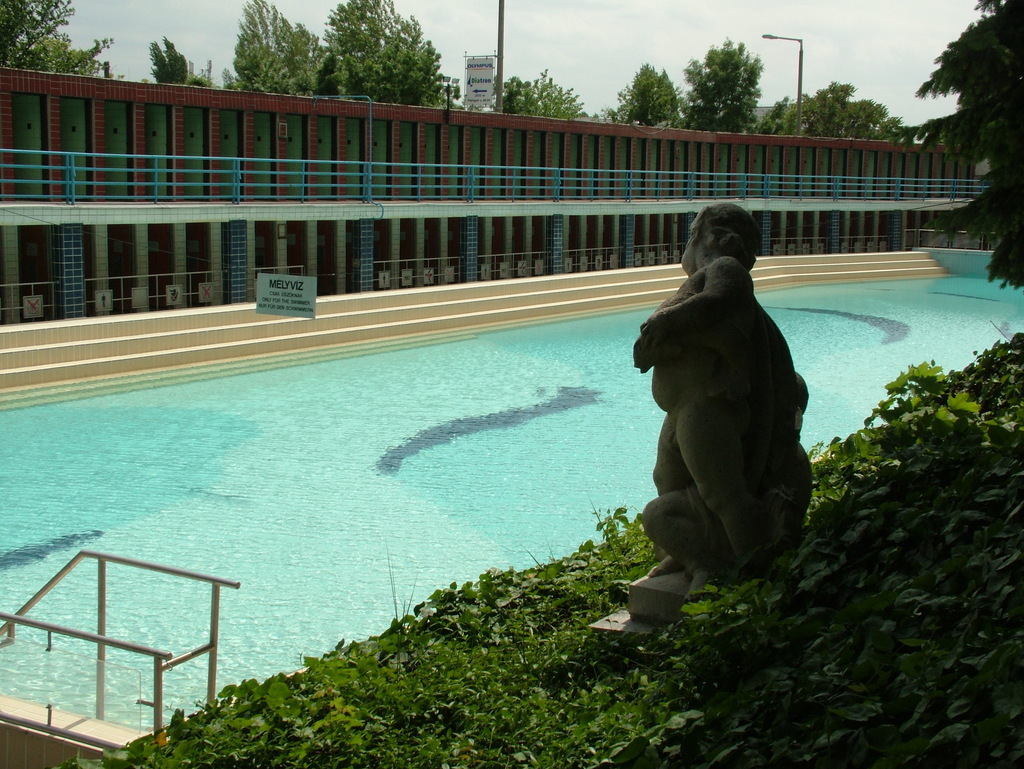 Mit hozhat a jövő: úszás előtt egy kis csúszás? (Kép: www.csillaghegyistrand.hu)