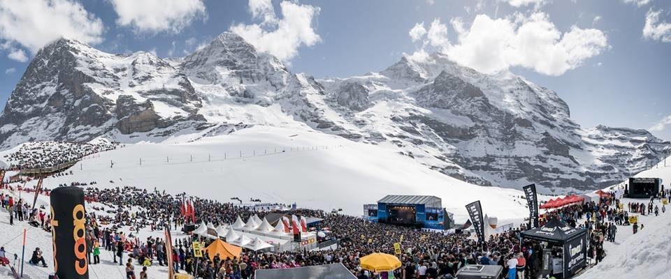 Varázslatos környezet: a színpad 2061 méteren, körbe négyezres hegyek