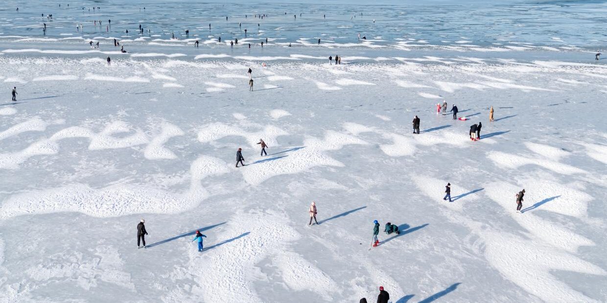 Nem síterep, de a tél jele. Kilenc év után ismét befagyott a Balaton. A drónnal készült felvételen emberek a befagyott Balaton jegén Zamárdinál 2026. január 17-én. MTI/Vasvári Tamás