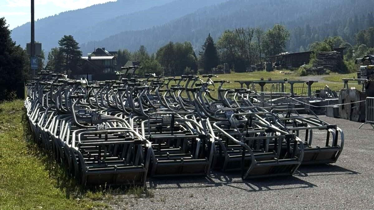 Gazdára várnak a régi liftszékek a Kreischberg völgyállomáson | Fotó: sielok.hu 2026.08.03.